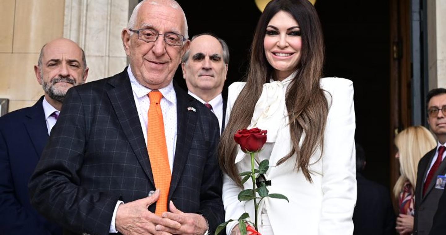 Στη Βουλή η Κίμπερλι Γκίλφοϊλ – Με κόκκινο τριαντάφυλλο την υποδέχθηκε ο Νικήτας Κακλαμάνης