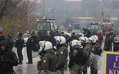 Αγρότες σε κλοιό: Μπλόκα, αστυνομική βία και διχασμός στη ΝΔ