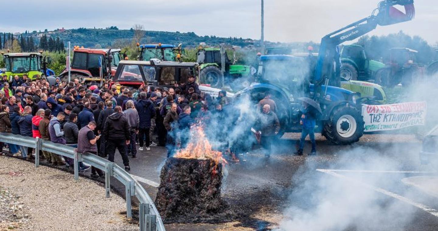 Αυξάνονται τα τρακτέρ στα αγροτικά μπλόκα –  Πληθαίνουν οι αποκλεισμοί σε εθνικές οδούς και τελωνεία