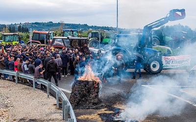 Σε κόκκινο συναγερμό η Ελλάδα: Αγρότες στήνουν μπλόκα παντού!