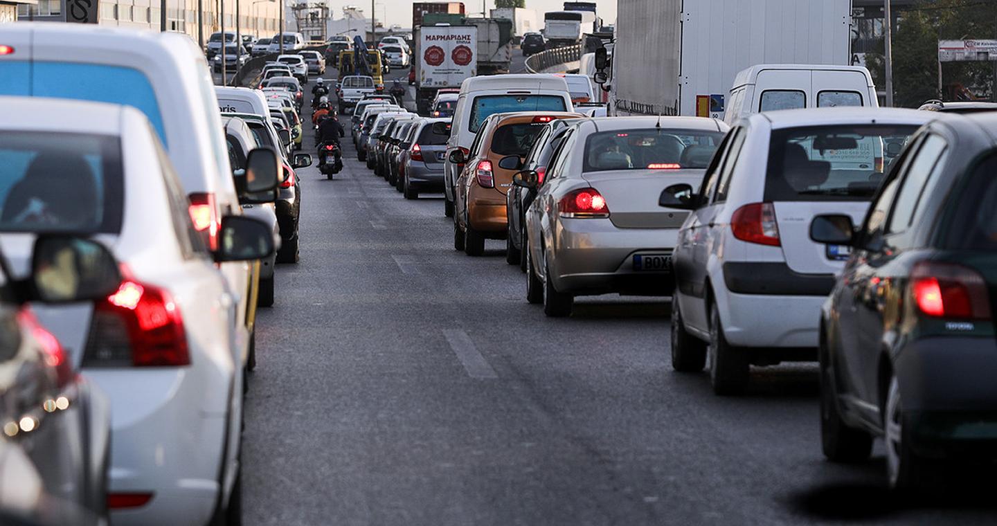 Κίνηση τώρα: Σύγκρουση φορτηγού με ΙΧ στην άνοδο της λεωφόρου Κηφισού – Μόνο από τη ΛΕΑ η κυκλοφορία