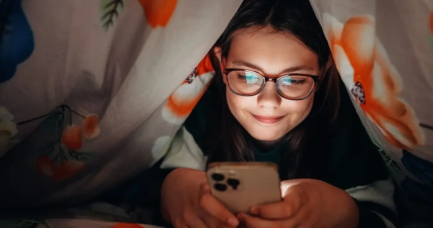 Oι ηλικίες που δίνεις smartphone στο παιδί και καθορίζoυν την ψυχική του υγεία