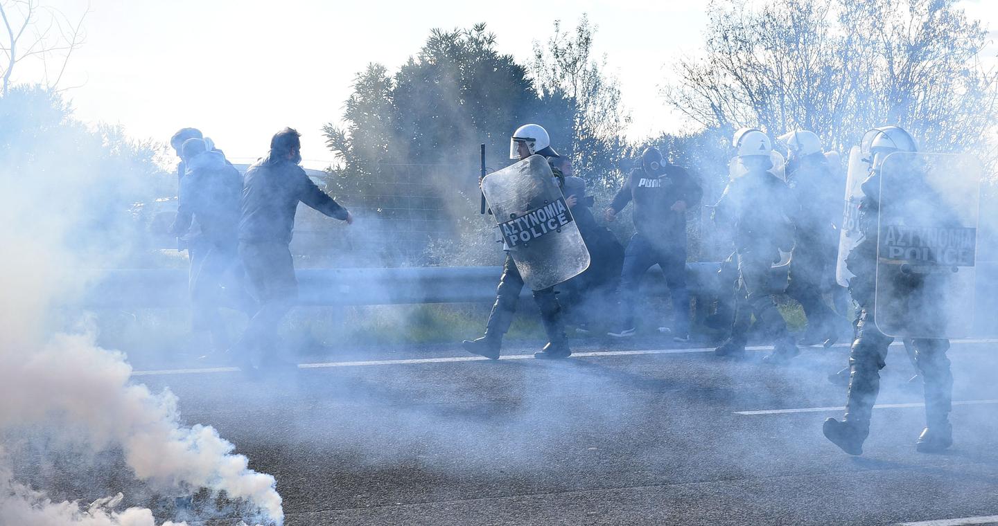 Μπλόκα αγροτών: Επεισόδια και χημικά σε Λάρισα και Καρδίτσα [βίντεο]