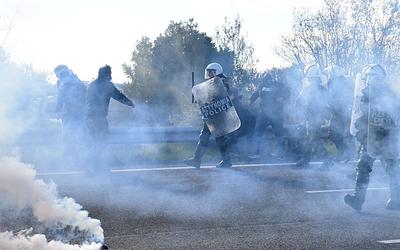 Αγρότες σε αντιπαράθεση με την αστυνομία: Ένταση και μπλόκα σε Νίκαια και Καρδίτσα