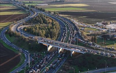 Αγροτική «έφοδος»: Ένταση, χημικά και μπλόκα σε όλη την Ελλάδα!