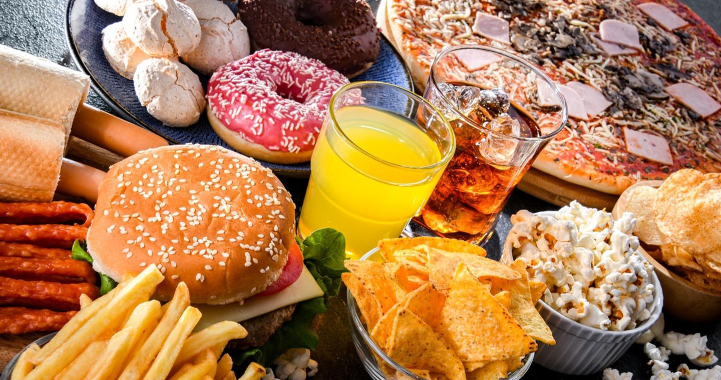 Ούτε μία ούτε δύο: Αυτές οι 12 σοβαρές παθήσεις συνδέονται με την κατανάλωση υπερεπεξεργασμένων τροφών