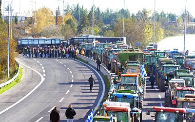 Αγρότες: Κλιμακώνουν τις κινητοποιήσεις – Μπλόκα σε όλη την Ελλάδα