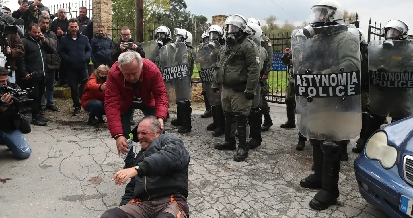 Χημικά και δακρυγόνα των ΜΑΤ κατά των αγροτών στη Θεσσαλονίκη [εικόνες + βίντεο]