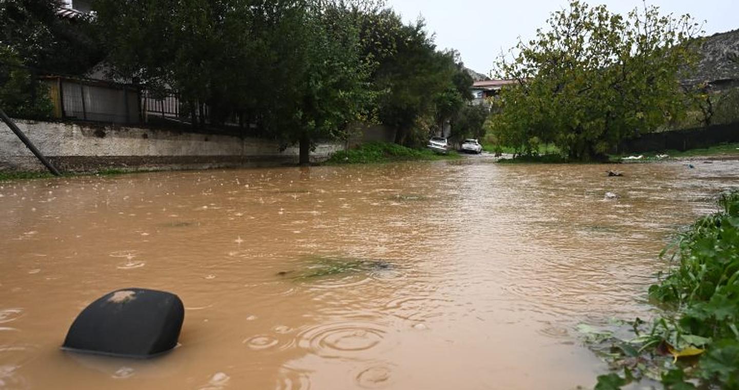 Η κακοκαιρία «Byron» σφυροκοπά τη χώρα – Δρόμοι ποτάμια, σπίτια πλημμυρισμένα και εγκλωβισμένοι πολίτες