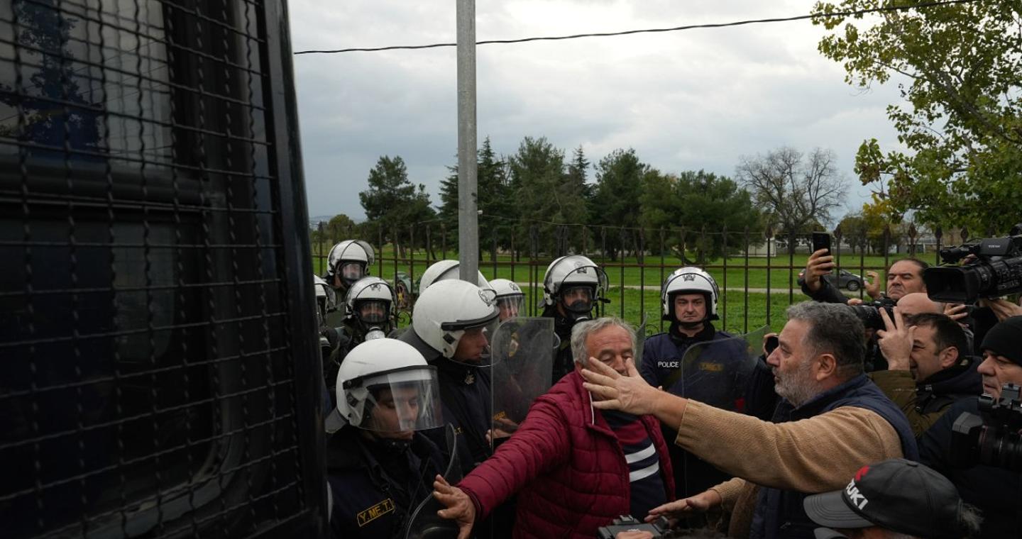 Πολεμικό κλίμα καλλιεργεί το Μαξίμου με τους αγρότες: Τρακτέρ κινείται με την όπισθεν εναντίον ΜΑΤ – Βροχή δακρυγόνων