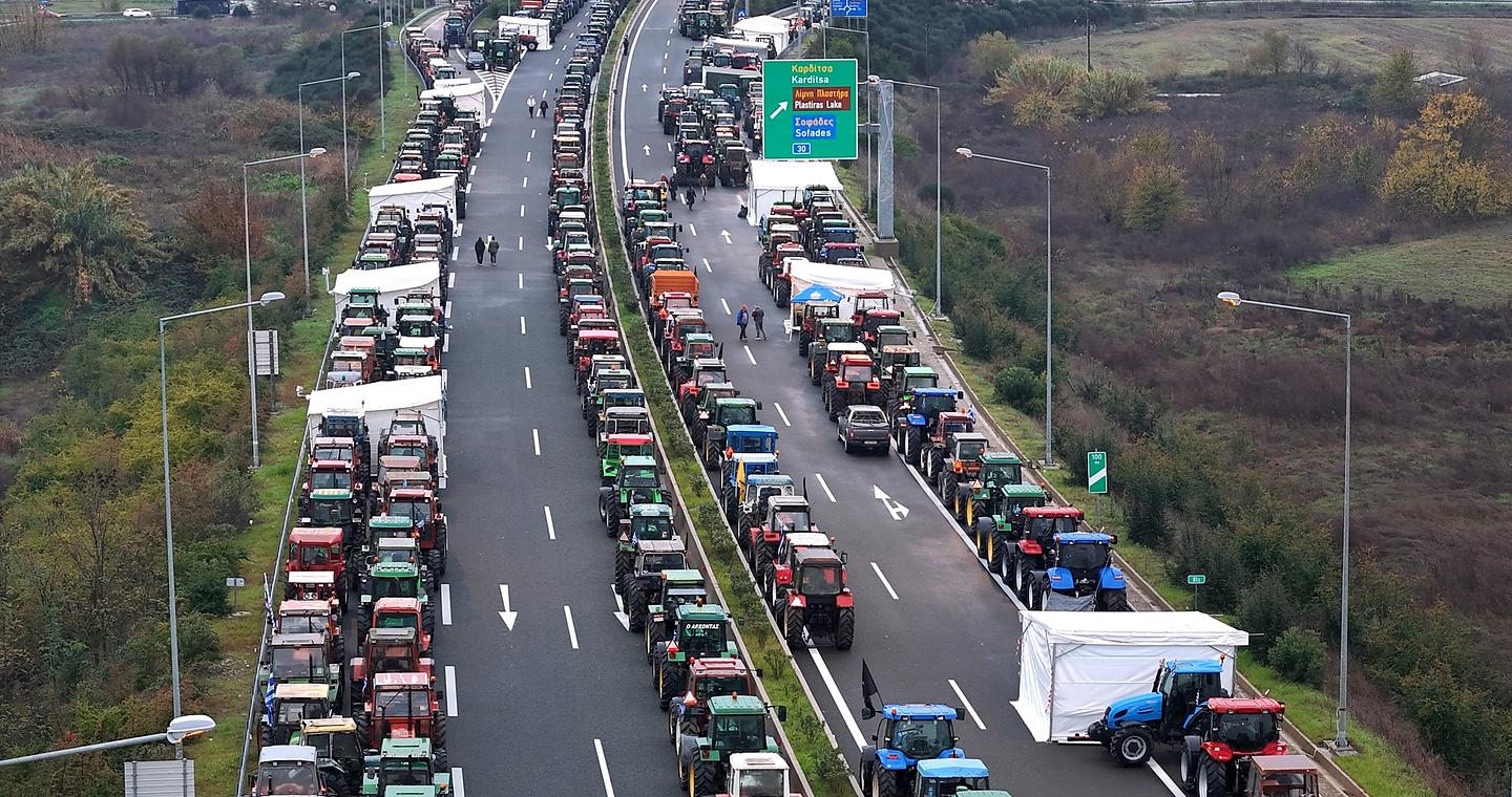 Οι αγρότες ανοιγοκλείνουν και τελωνεία – Η στάση της κυβέρνησης