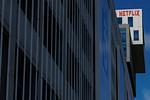 Netflix: Αγοράζει την Warner Bros.; Τι αλλάζει στο Χόλιγουντ