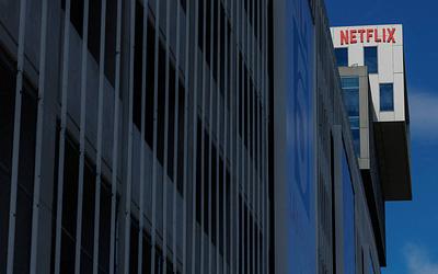 Netflix: Αγοράζει την Warner Bros.; Τι αλλάζει στο Χόλιγουντ