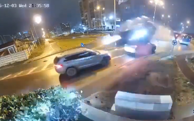 Ρουμανία: Mercedes "απογειώθηκε" σαν σε ταινία δράσης – Οδηγός σώθηκε!