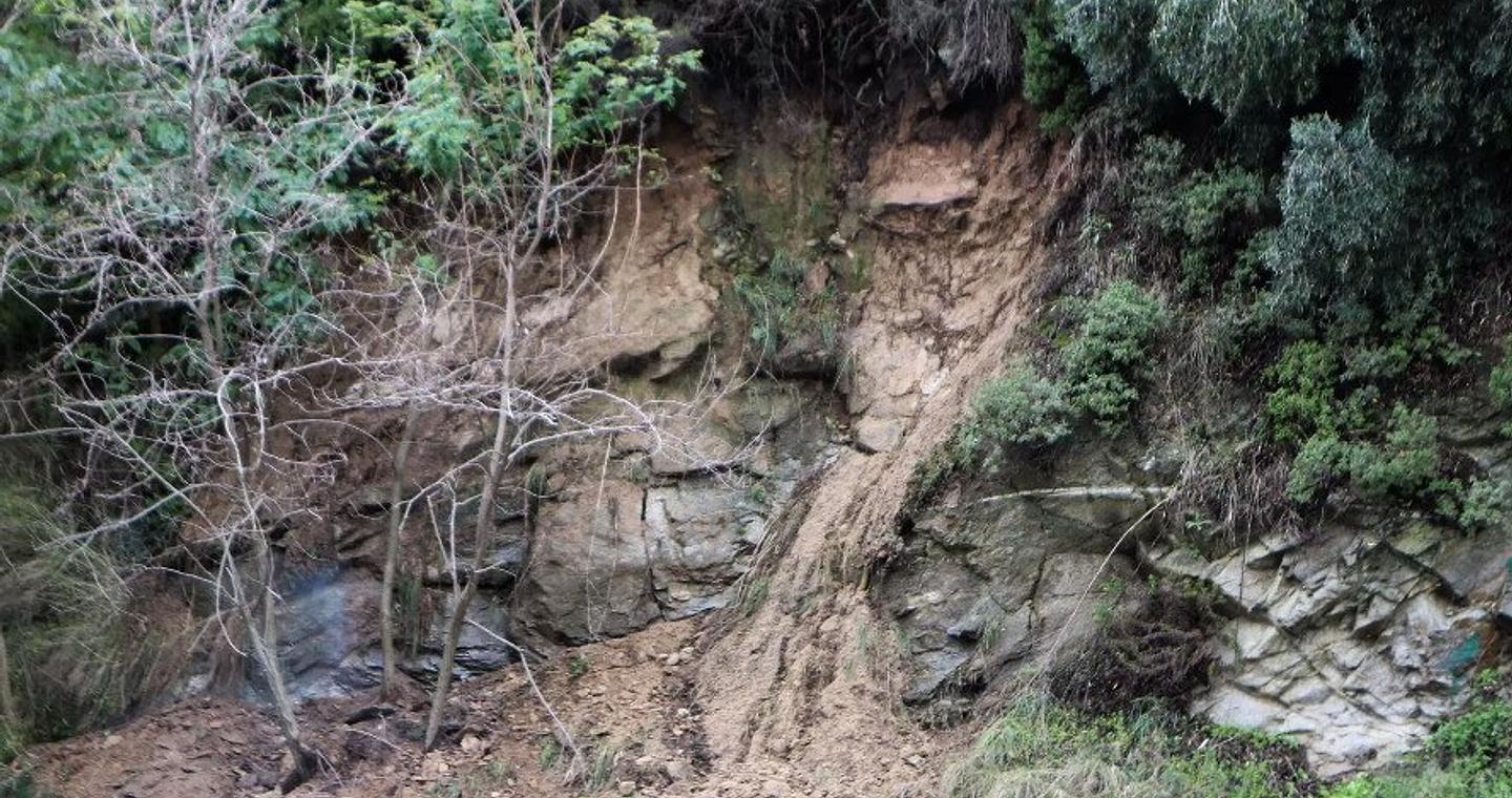 Κακοκαιρία: Λόγω πτώσης βράχων στη Λεωφόρο Αθηνών έκλεισαν δύο λωρίδες κυκλοφορίας