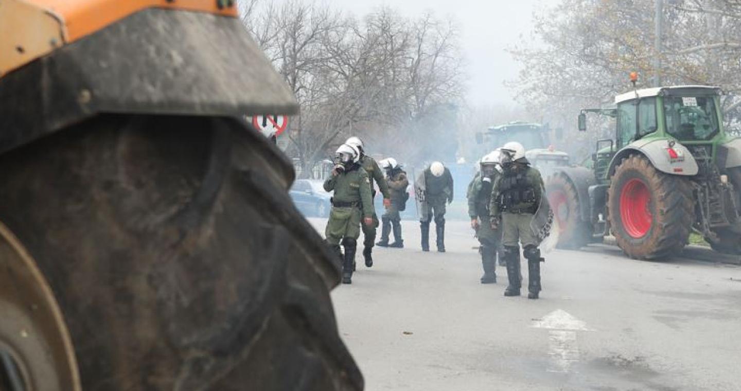 Αεροδρόμιο Μακεδονία: Συγκρούσεις με δακρυγόνα στα «πράσινα φανάρια» - Τρακτέρ κινείται προς τα ΜΑΤ - «Πάτα τον...»