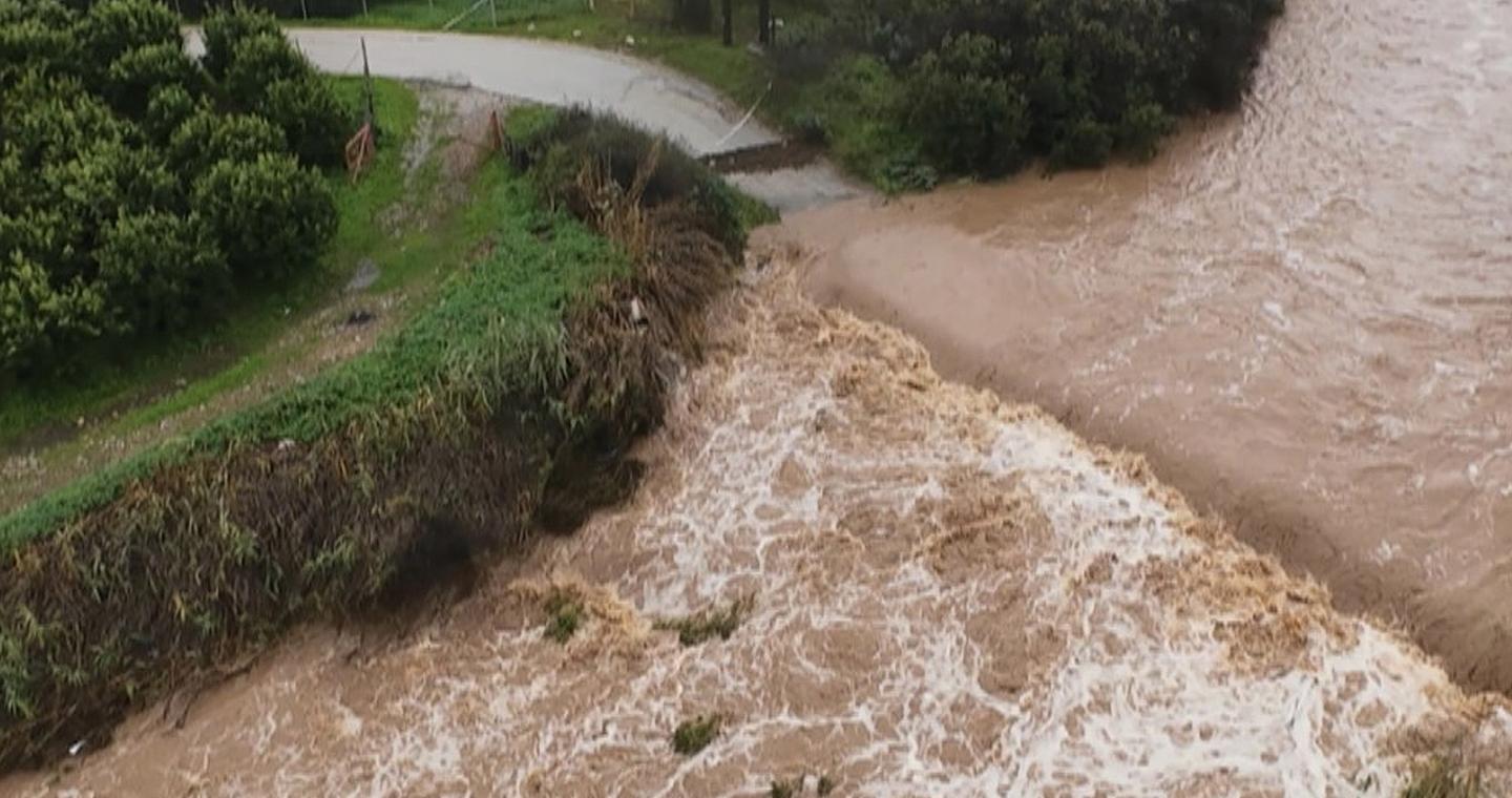 Κακοκαιρία Byron: Μήνυμα από το 112 στο χωριό Υπέρεια Φαρσάλων λόγω υπερχείλισης του ποταμού Ενιπέα