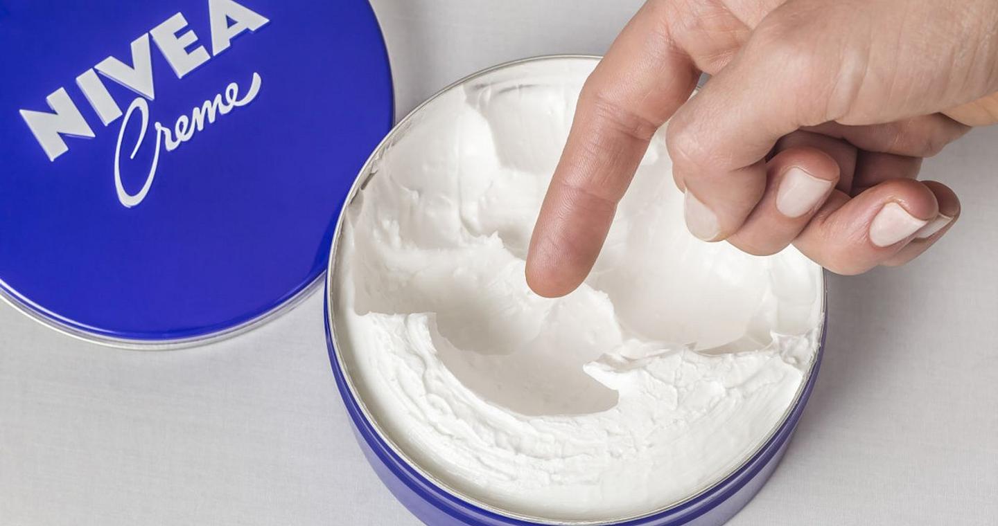 Το διάσημο μπλε κουτάκι της Nivea: Τι πραγματικά κάνει η κρέμα που θυμόμαστε από πάντα και σε ποιο δέρμα ταιριάζει καλύτερα