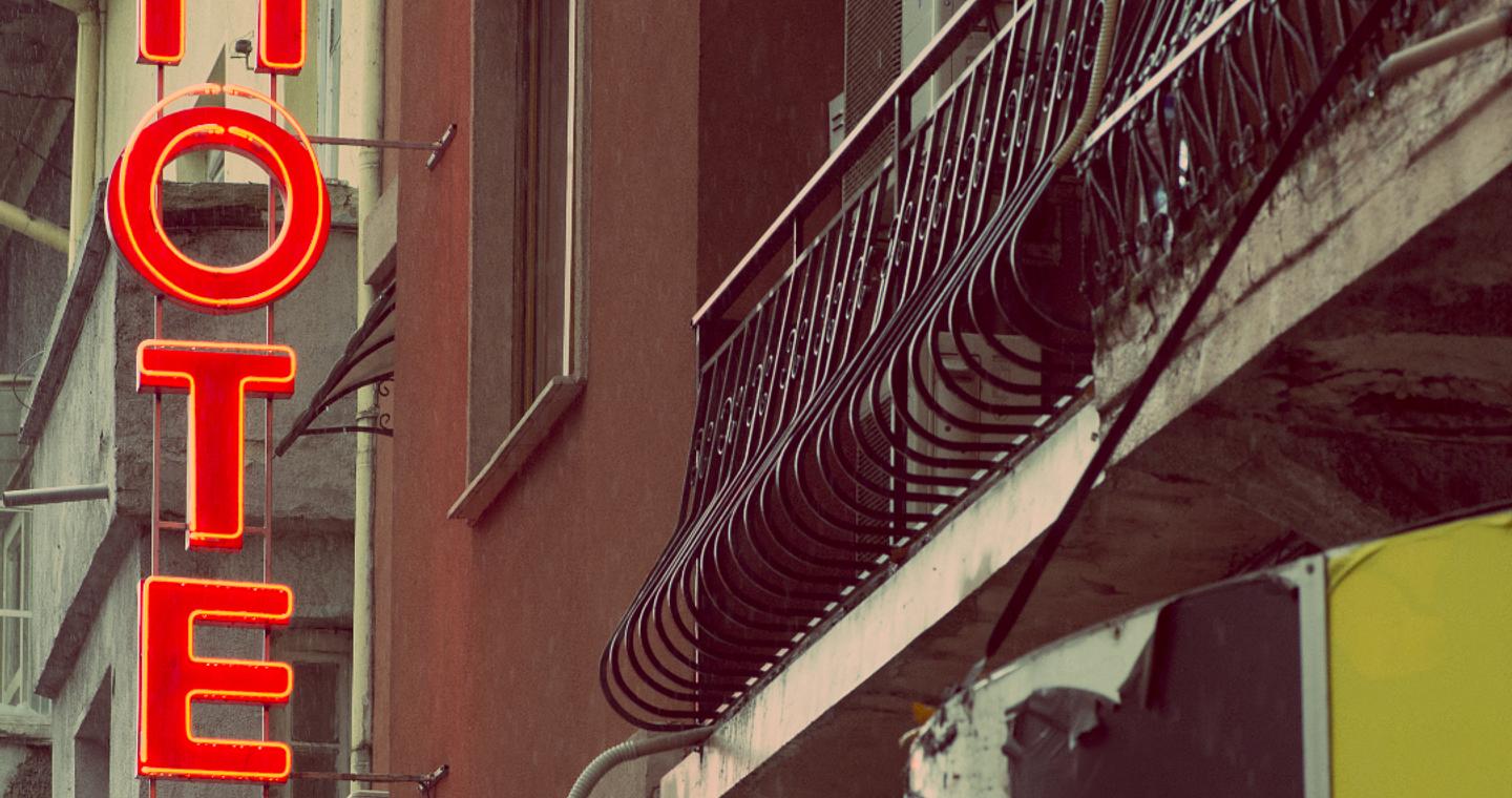 «Ζω δύο μήνες σ’ ένα φθηνό ξενοδοχείο στην Ομόνοια»