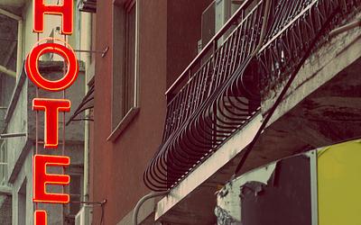 Αδιέξοδο στην Αθήνα: Εργαζόμενοι ζουν σε ξενοδοχεία λόγω στεγαστικής κρίσης