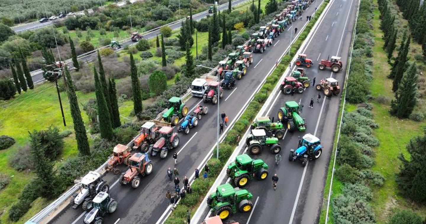Κλιμακώνουν τις κινητοποιήσεις τους οι αγρότες – Νέα μπλόκα σε όλη τη χώρα