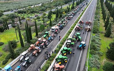 Αγρότες σε όλη την Ελλάδα κλιμακώνουν τις κινητοποιήσεις: Μπλόκα και αποφασιστικότητα!