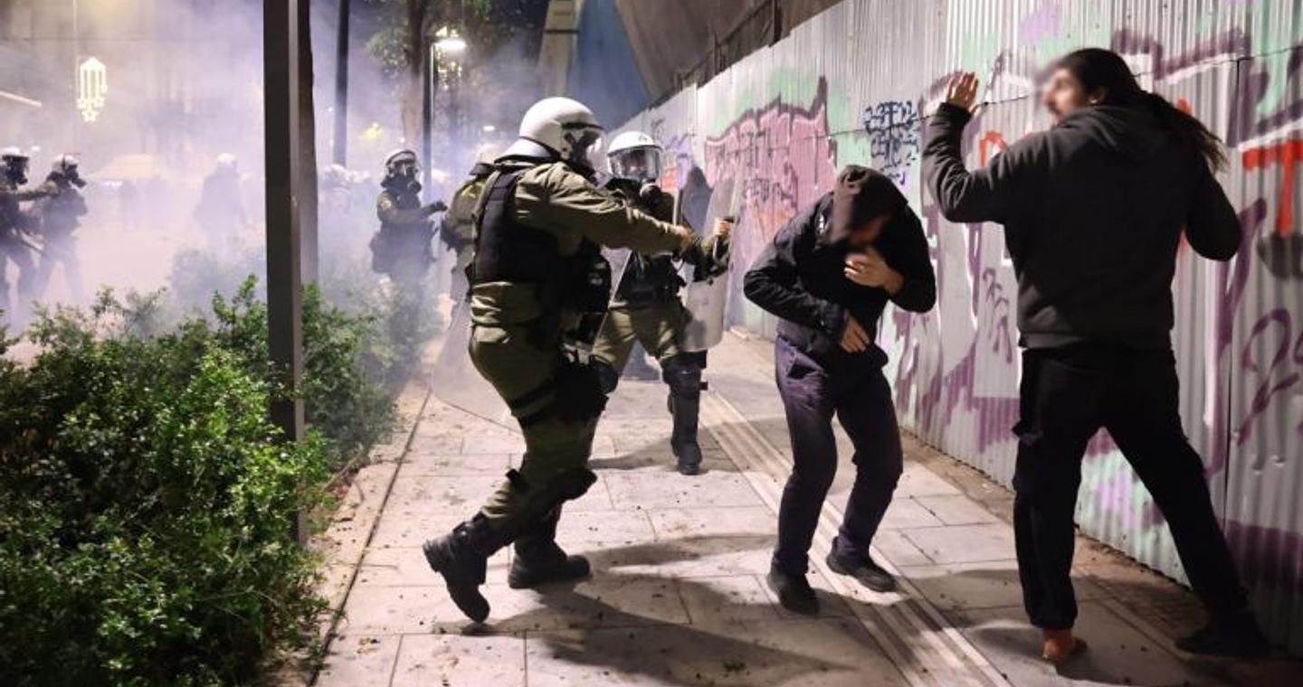 Επέτειος Γρηγορόπουλου: Πορεία για τα 17 χρόνια από τη δολοφονία του – Χιλιάδες άνθρωποι στους δρόμους, ένταση και επεισόδια