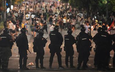 Σερβία: Άγριες συγκρούσεις και νέες αντικυβερνητικές διαδηλώσεις – Τι συμβαίνει;