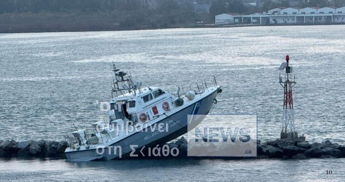 Σκάφος του Λιμενικού προσέκρουσε στον κυματοθραύστη στα Πευκάκια