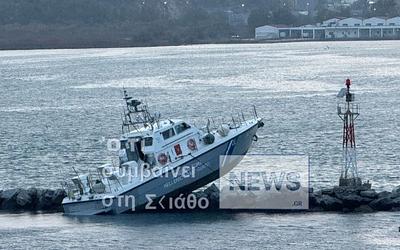 Βόλος: Περιπολικό του Λιμενικού «καρφώθηκε» σε κυματοθραύστη!