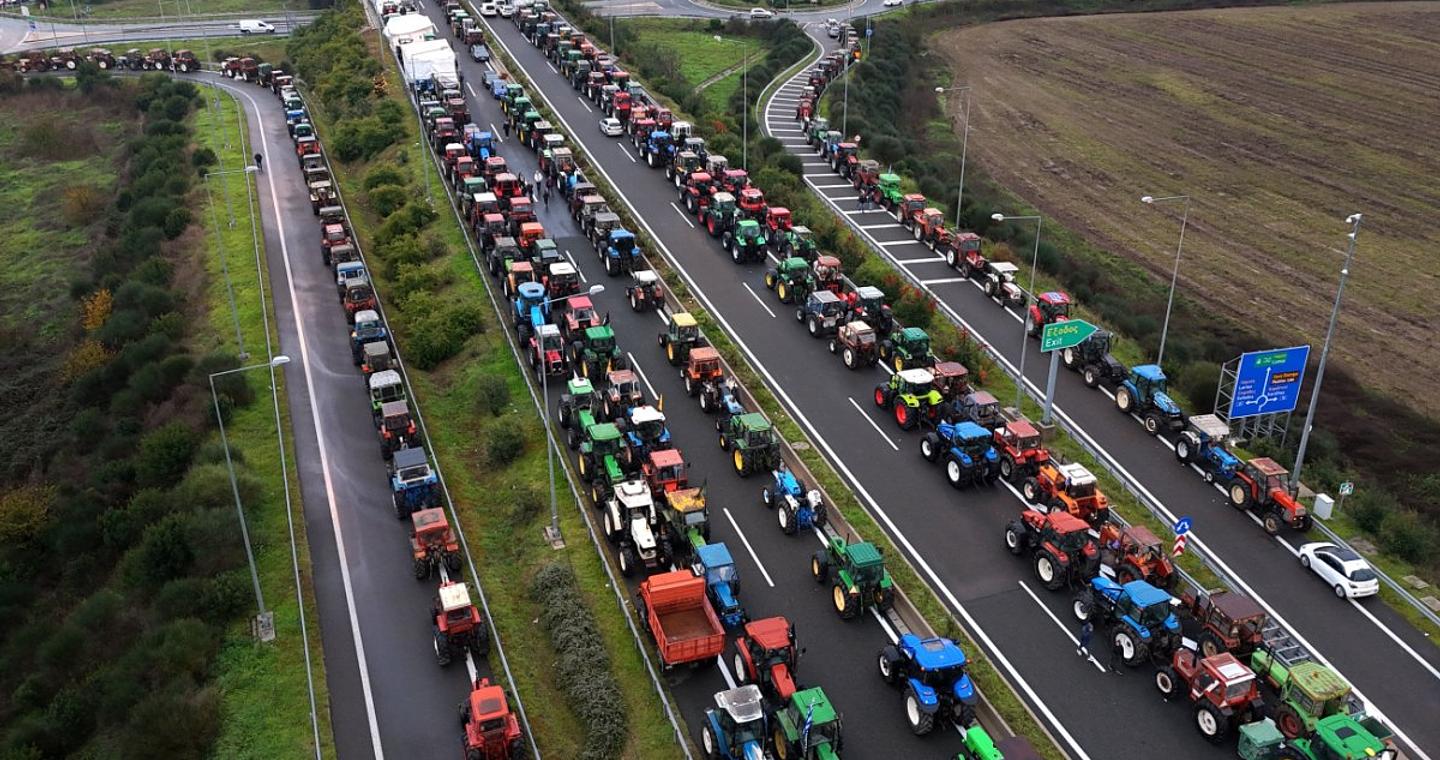 Μητσοτάκης: Μαστίγιο και καρότο στους αγρότες – «Ακραίες μορφές διαμαρτυρίας» τα μπλόκα, χρήματα με το σταγονόμετρο