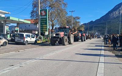 «Εδώ για να μείνουμε!»: Αγρότες κλιμακώνουν τις κινητοποιήσεις σε όλη την Ελλάδα