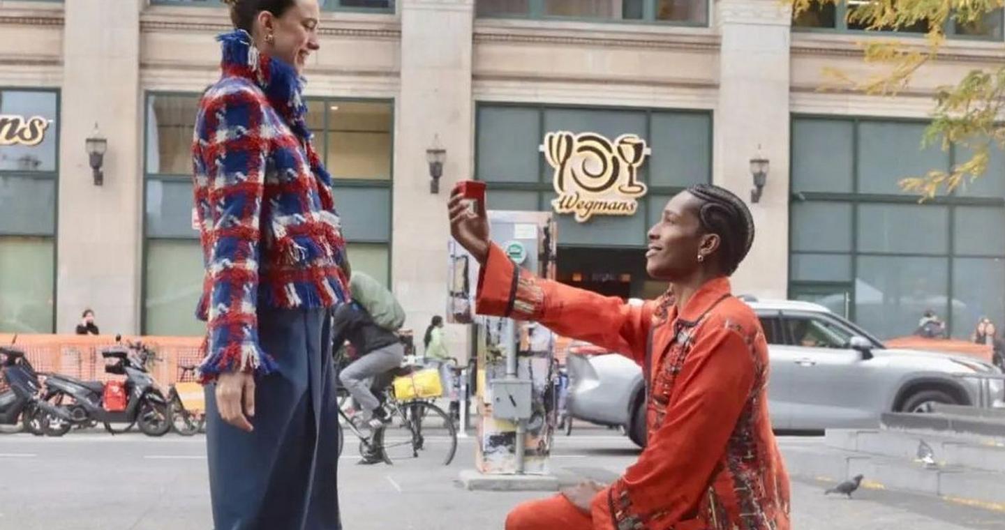 Chanel: Ο νέος ambassador A$AP Rocky ζητάει σε γάμο την Margaret Qualley στο πιο cool φιλμ του οίκου που παρουσιάζει ένα νέο σύμπαν