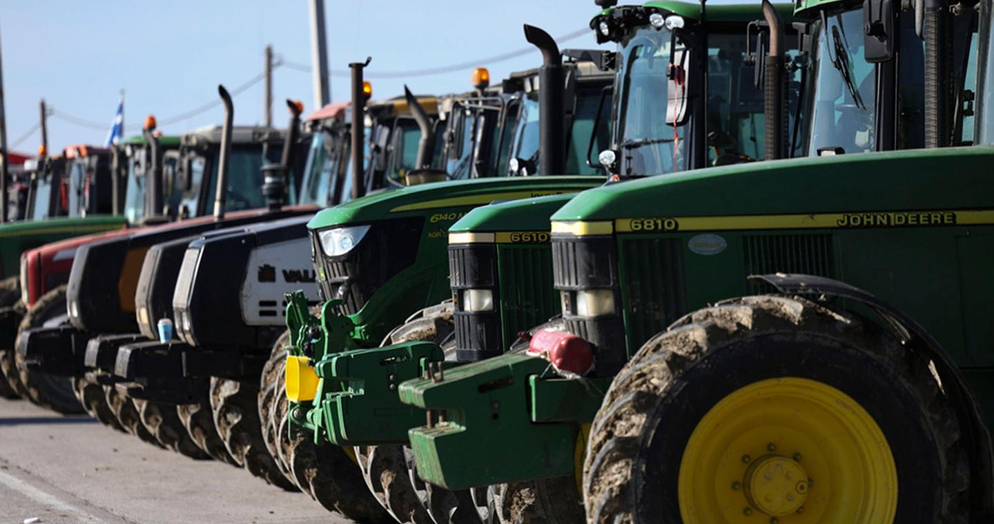 Αγρότες: Κλιμακώνονται οι κινητοποιήσεις – Πού υπάρχουν μπλόκα