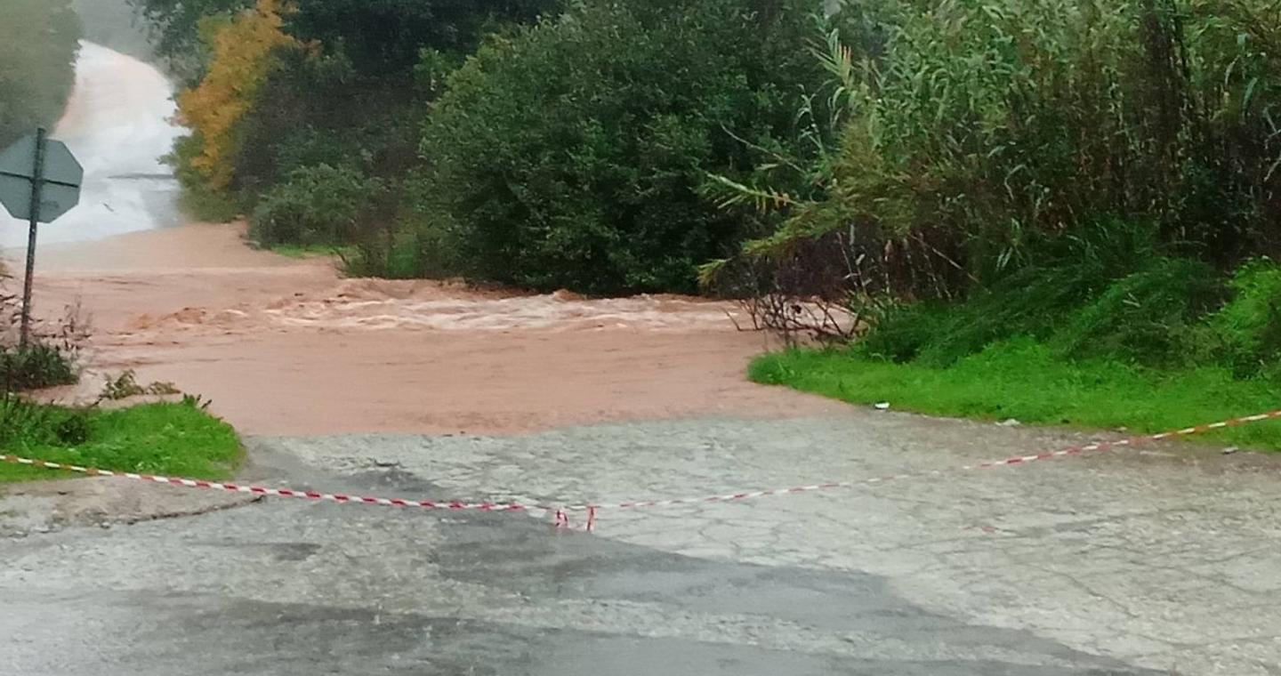 Σαρώνει η κακοκαιρία Byron, παρασύρθηκαν αυτοκίνητα στο Γύθειο – Κατολισθήσεις, μηνύματα 112, κλειστά σχολεία