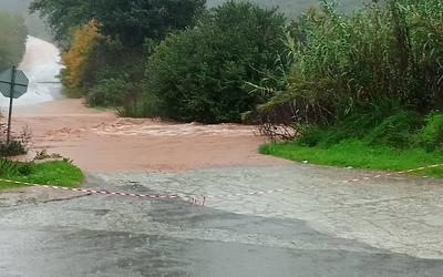 Κακοκαιρία Byron: Σαρώνει τη χώρα, μηνύματα 112 και κλειστά σχολεία!