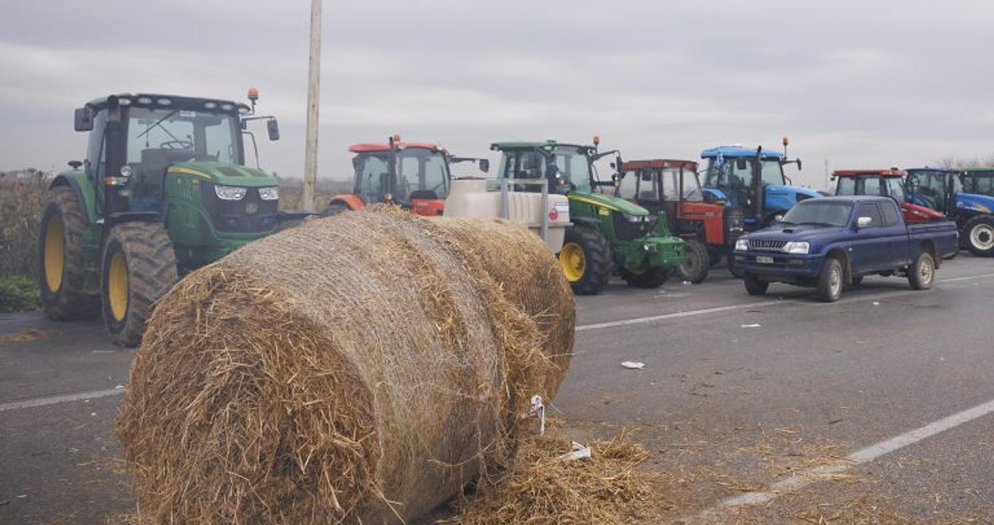 Σε θέση μάχης οι αγρότες – Κλειστοί δρόμοι, χιλιάδες τρακτέρ και νέα μπλόκα – Στο «χορό» και τα γραφεία τελετών