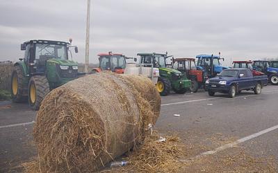 Κλιμακώνουν τον αγώνα οι αγρότες: Μπλόκα σε όλη την Ελλάδα!