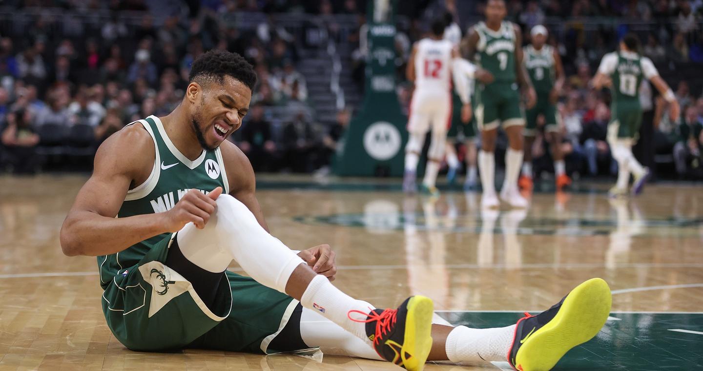 NBA: Αγωνία στους Μπακς για τον νέο τραυματισμό του Γιάννη – Νίκη επί των Πίστονς