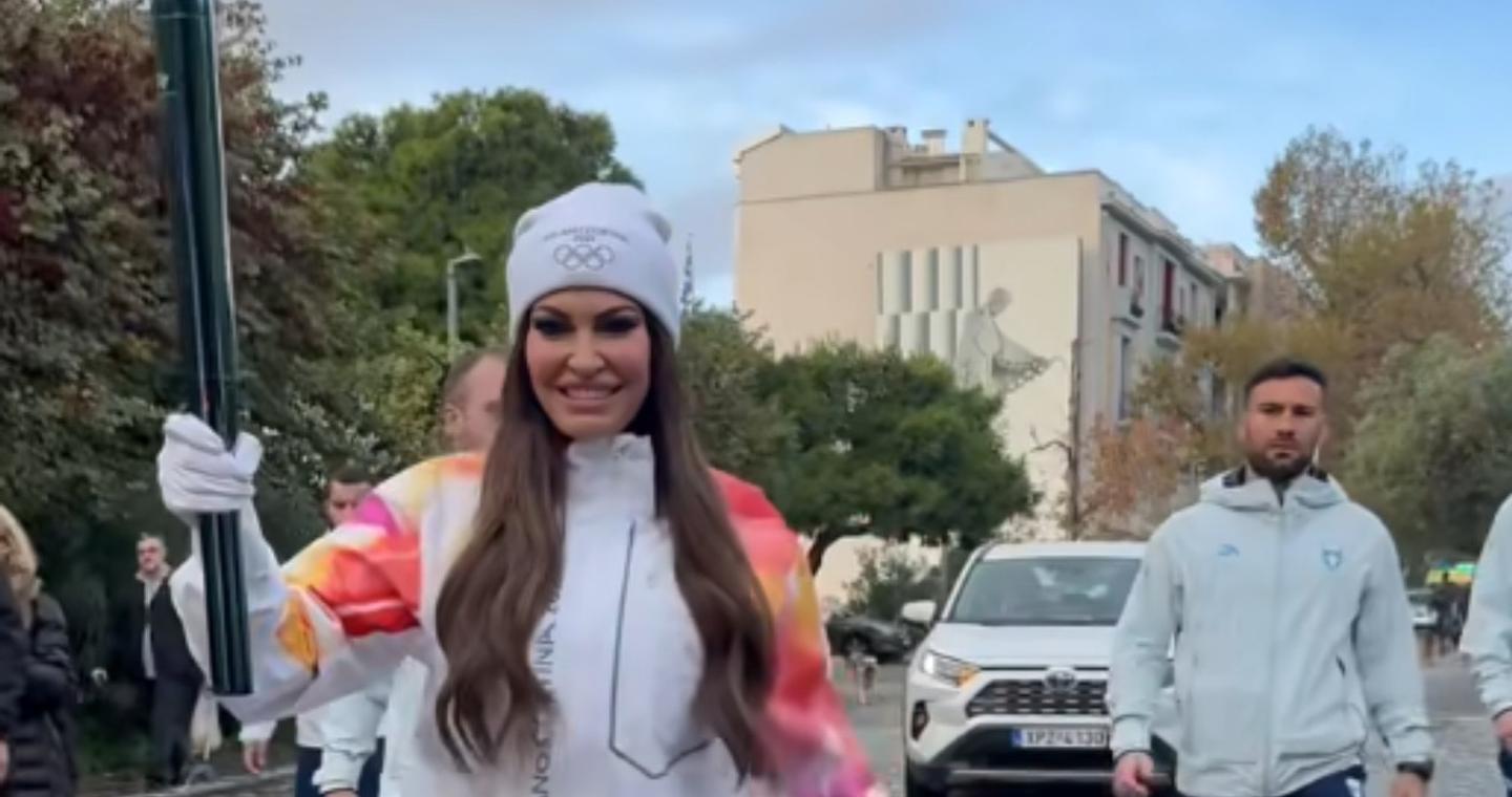 H Κίμπερλι Γκίλφοϊλ με τη Φλόγα των Χειμερινών Ολυμπιακών Αγώνων (Βίντεο)