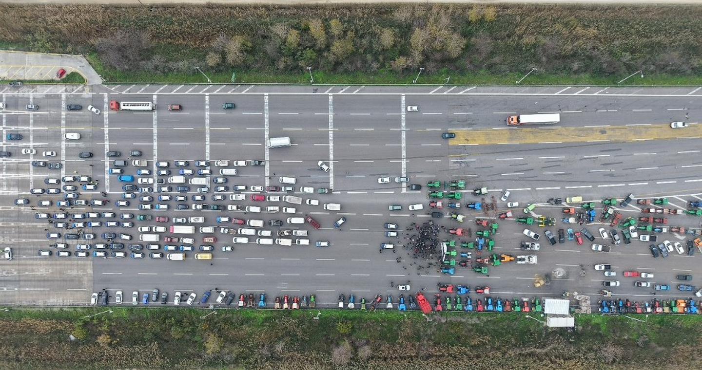 Ενισχύουν τα μπλόκα τους οι αγρότες – Αποκλεισμένες εθνικές οδοί και τελωνεία