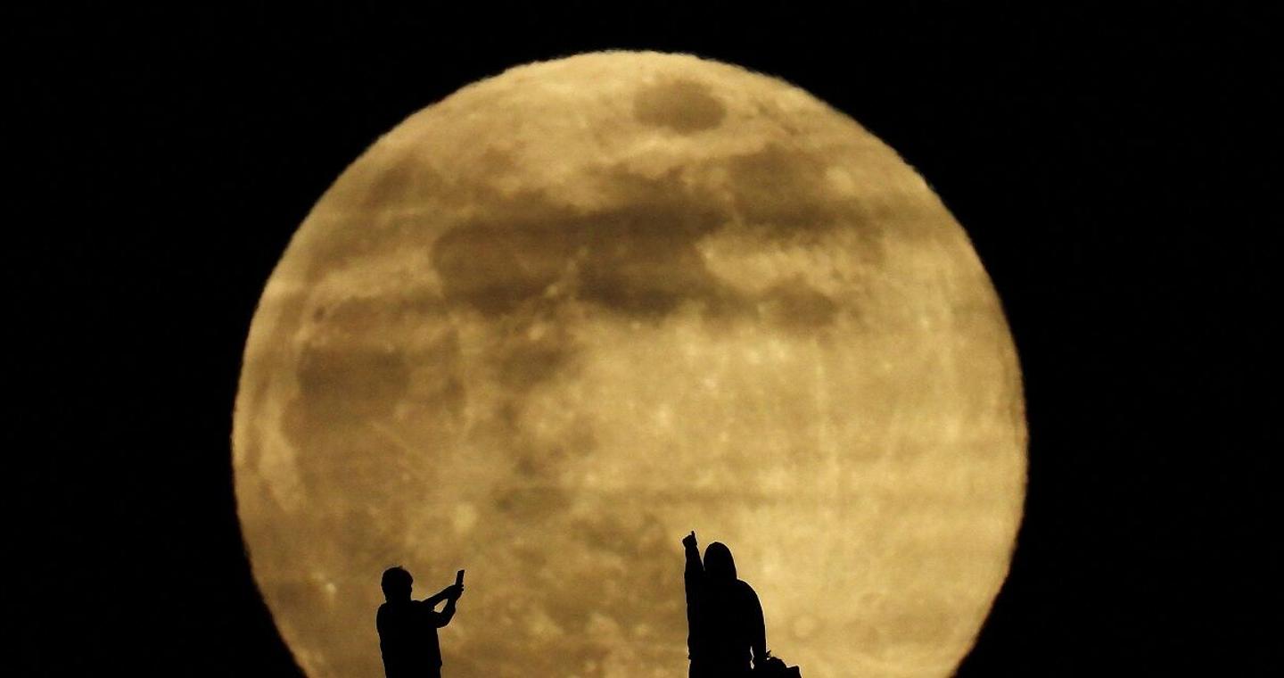 Η ψυχρή υπερπανσέληνος του Δεκεμβρίου στον χειμωνιάτικο ουρανό - Εντυπωσιακές εικόνες από όλο τον πλανήτη