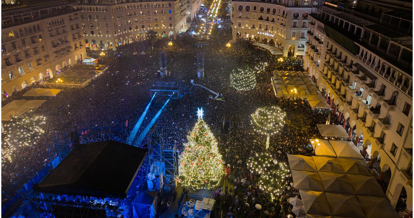 Θεσσαλονίκη: Φωταγωγήθηκε το χριστουγεννιάτικο δέντρο – Πλήθος κόσμου παρά τη βροχή [εικόνες-βίντεο]