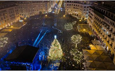Θεσσαλονίκη: 18.000 λαμπάκια φώτισαν το δέντρο – Συναυλία Ρέμου υπό βροχή!
