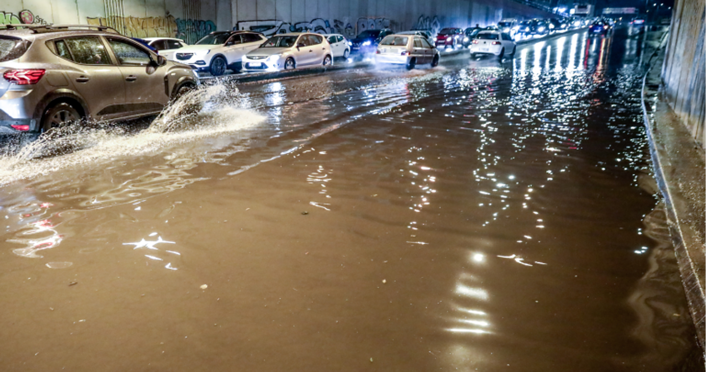 Κακοκαιρία Byron: Πού εστιάζονται τα προβλήματα – Κλειστοί δρόμοι και διακοπή στη γραμμή 7 του τραμ
