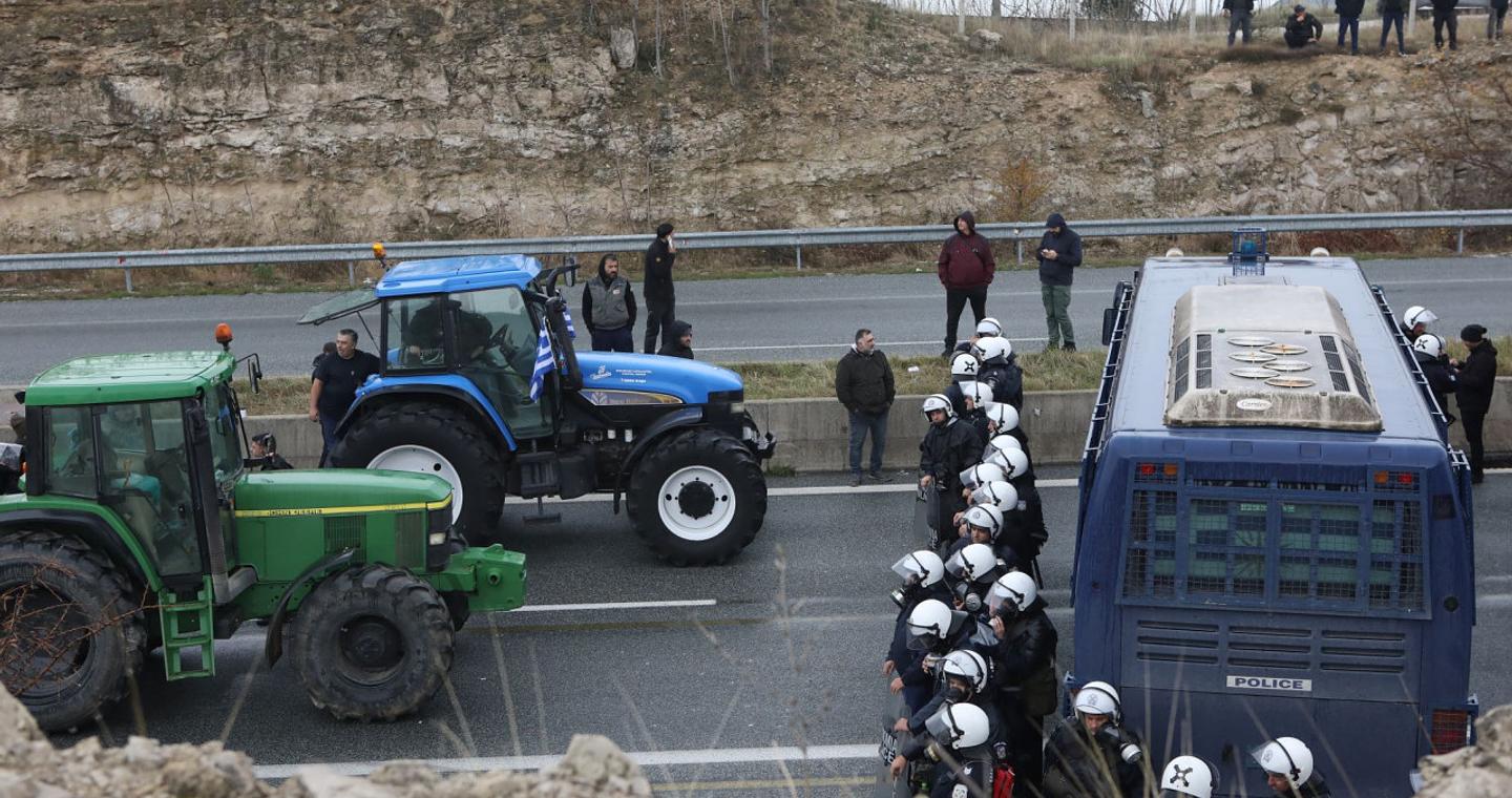 Δεν υποχωρούν οι αγρότες: Έκλεισαν τα τελωνεία Προμαχώνα και Ευζώνων - Ενισχύονται τα μπλόκα