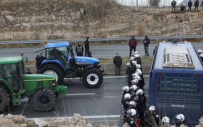Συνεχίζονται και Εντείνονται οι Αγροτικές Κινητοποιήσεις: Μπλόκα σε Όλη την Ελλάδα!