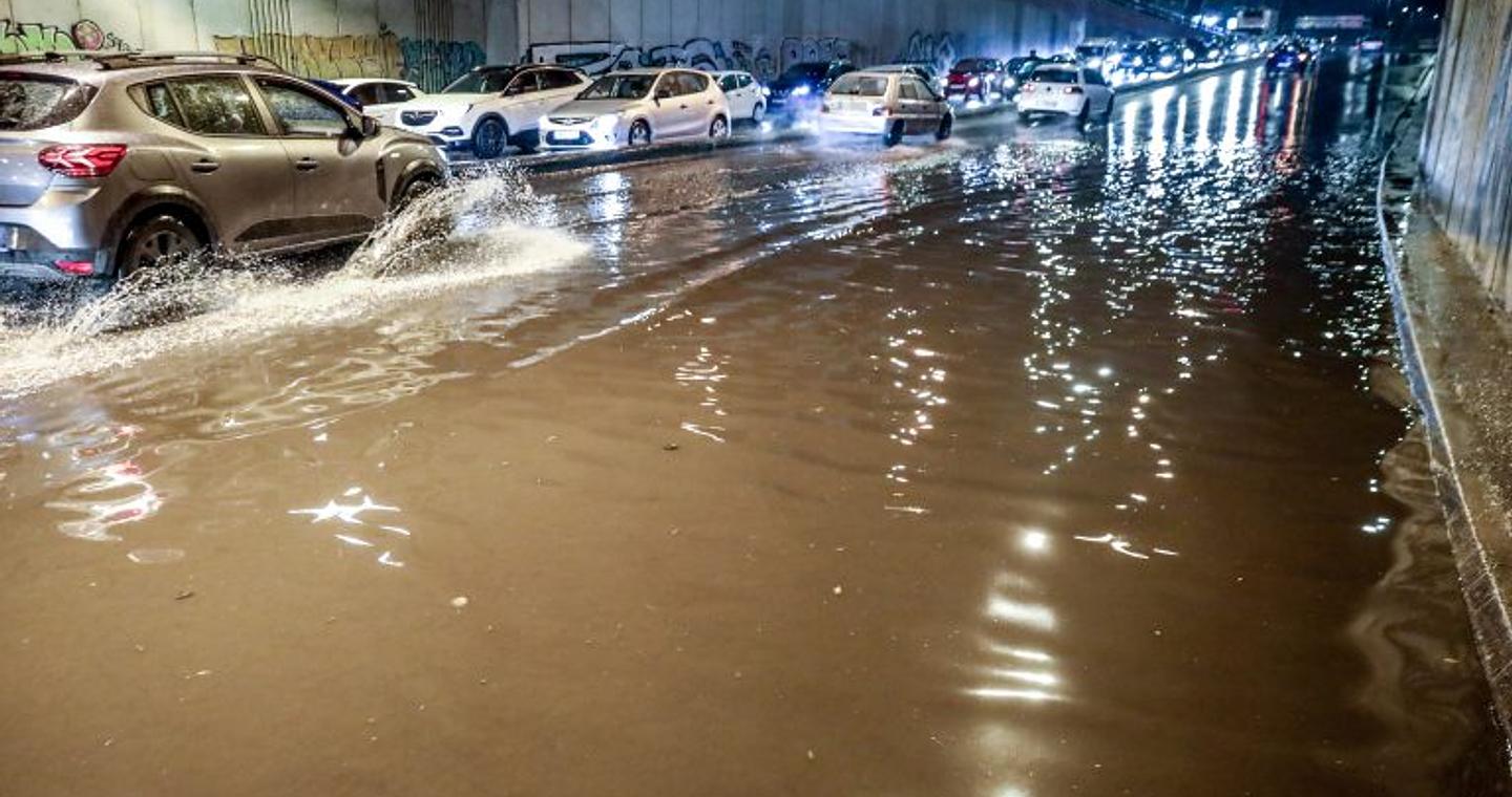 Σαρώνει τη χώρα η κακοκαιρία Byron: Πλημμύρες σε Μέγαρα, Νέα Πέραμο και Μάνδρα – Live η πορεία των καταιγίδων
