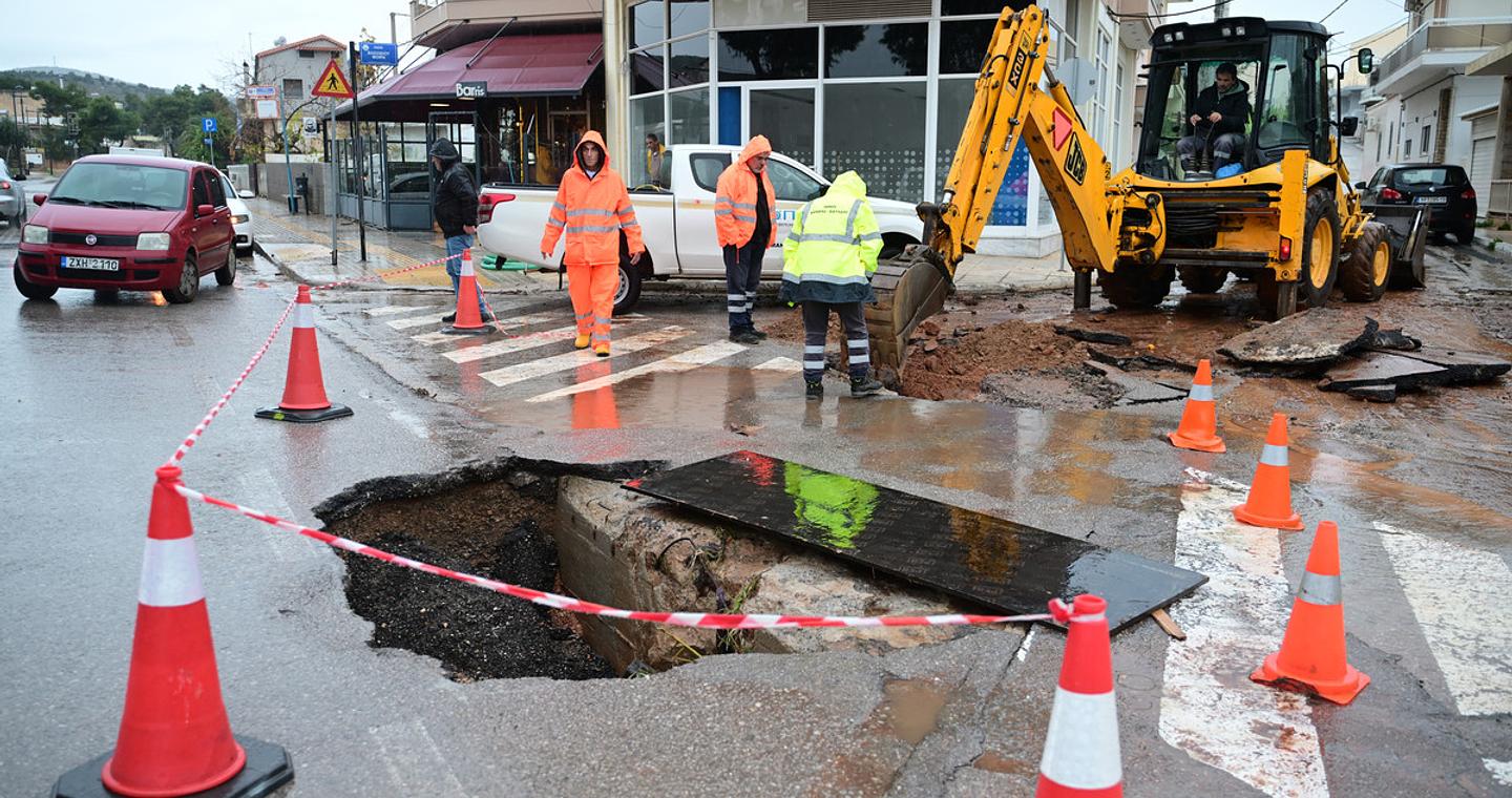 Γιατί επαναλήφθηκαν οι πλημμύρες στη Μάνδρα – Τι λέει ο Ευθύμης Λέκκας για τους τρεις παράγοντες που εντείνουν τον κίνδυνο