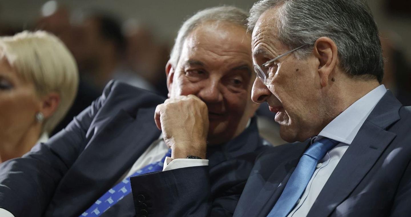 Η παράλληλη επανεμφάνιση Καραμανλή και Σαμαρά εντείνει την πίεση του Μαξίμου